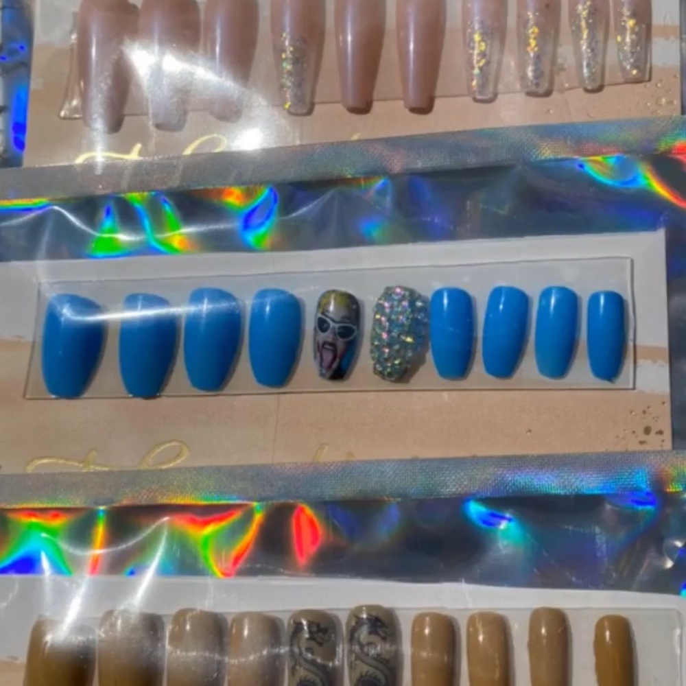 Press on nails